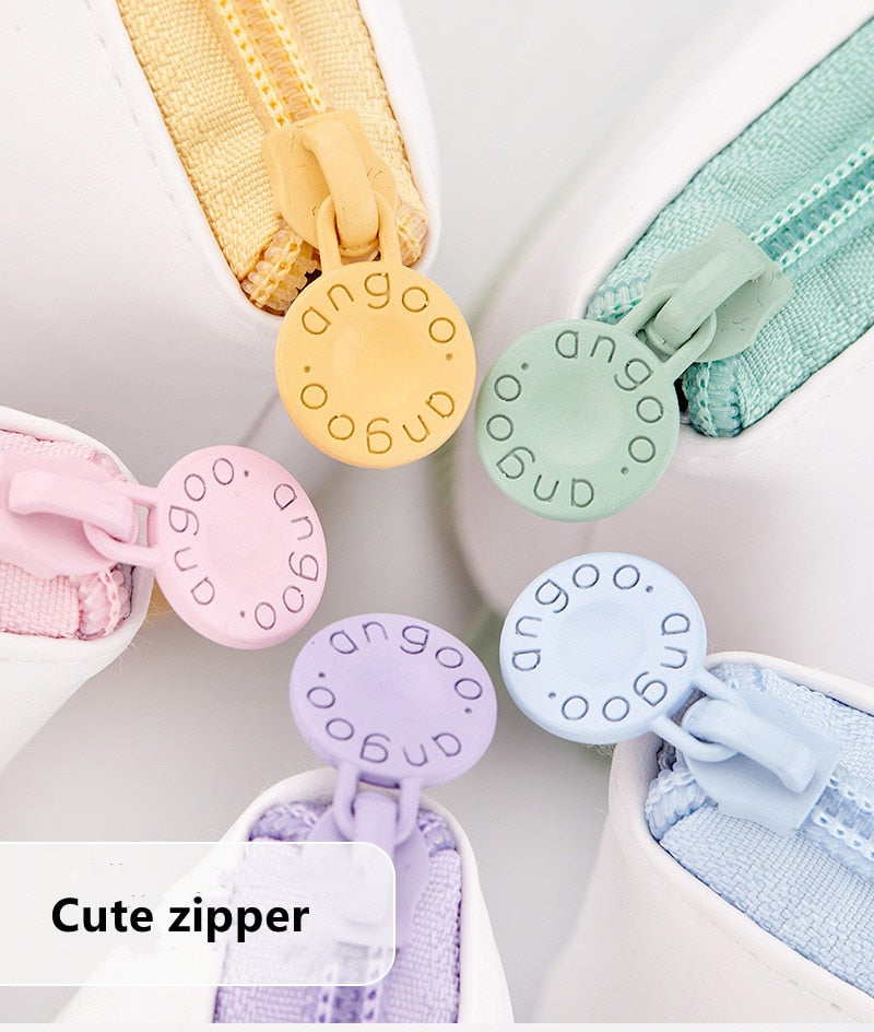 Retractable pencil/Pen Storage Bag.