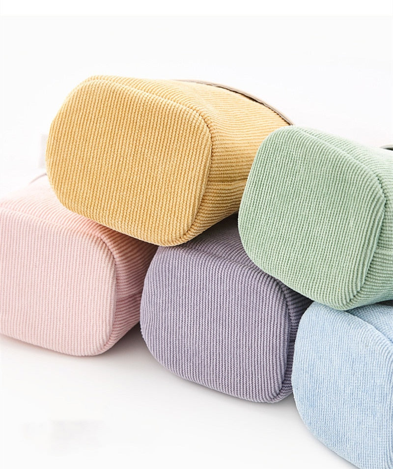 Retractable pencil/Pen Storage Bag.