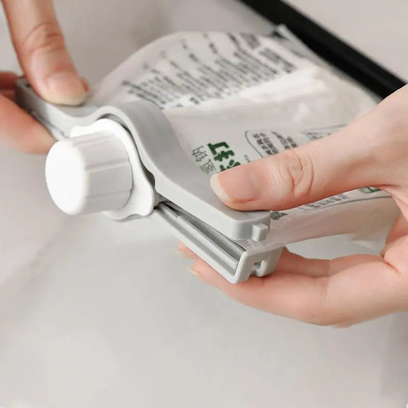 Sealing Clip With Screw Cap To Easy Pour Powder Seasonings.