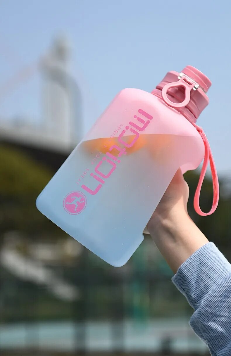 Plastic 2.4L Large Capacity Sports Water Bottle With Straw.